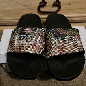 True religion Slides